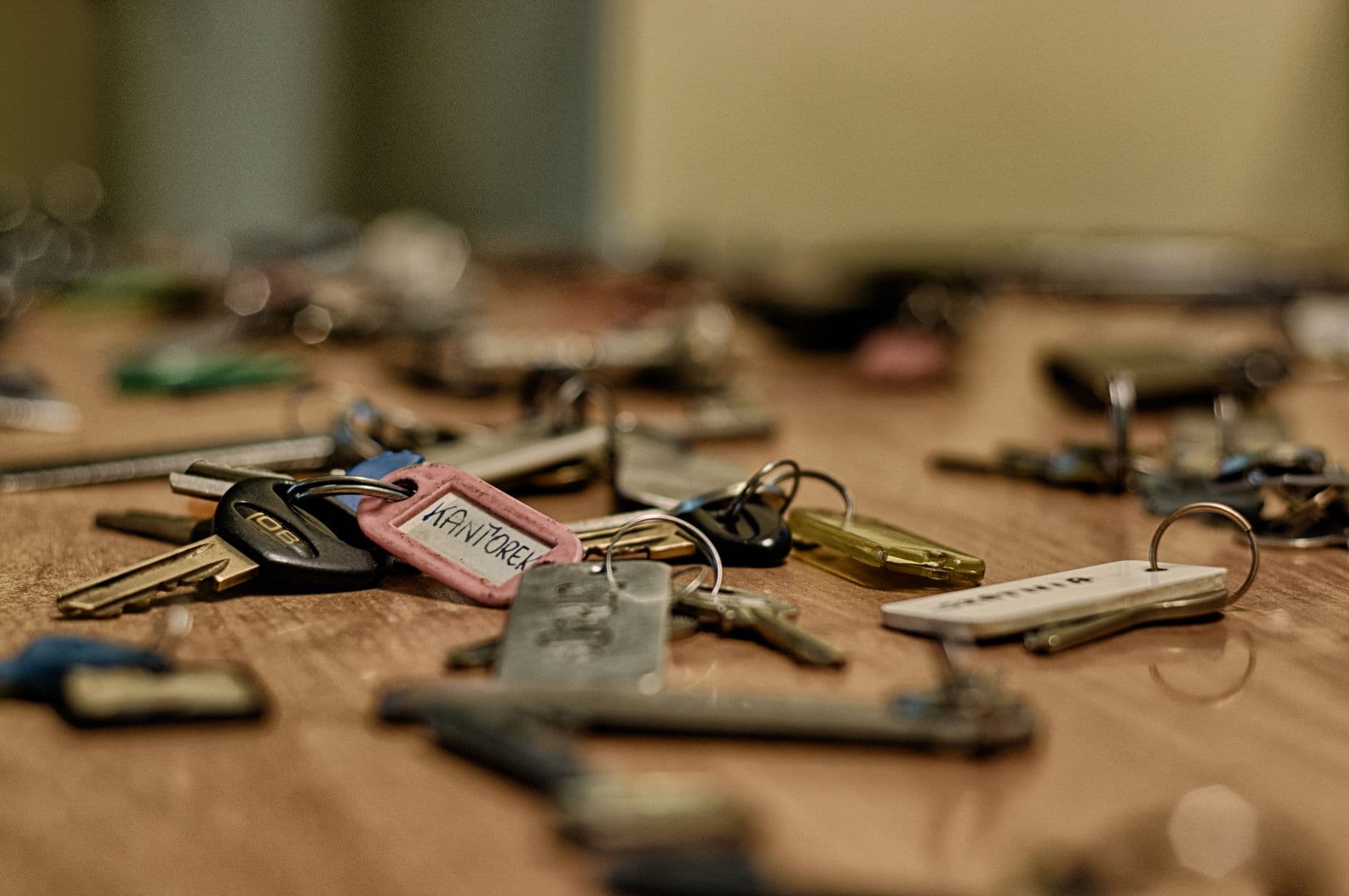 Varios juegos de llaves esparcidos sobre una mesa de madera