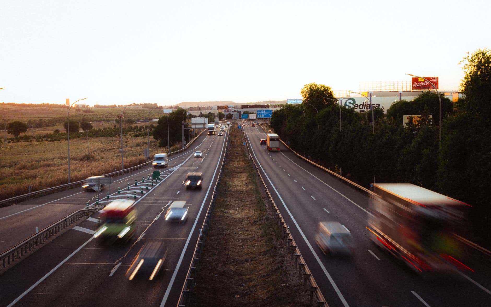 Coches circulando por una autovía de varios carriles