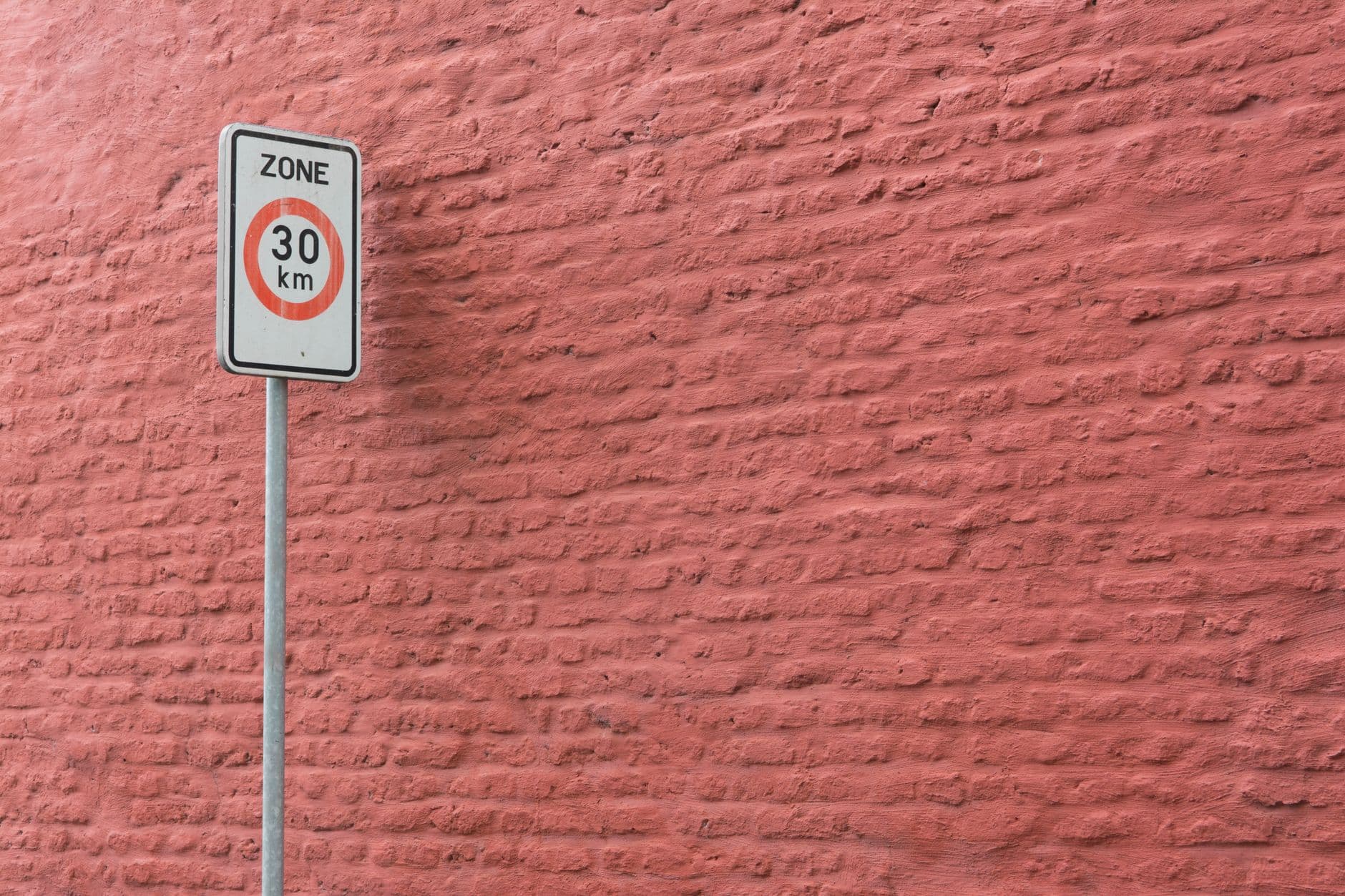 Señal de limitación de velocidad a 30 km/h en una calle urbana